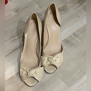 Guess Women's Elegant Cream Bow Heels